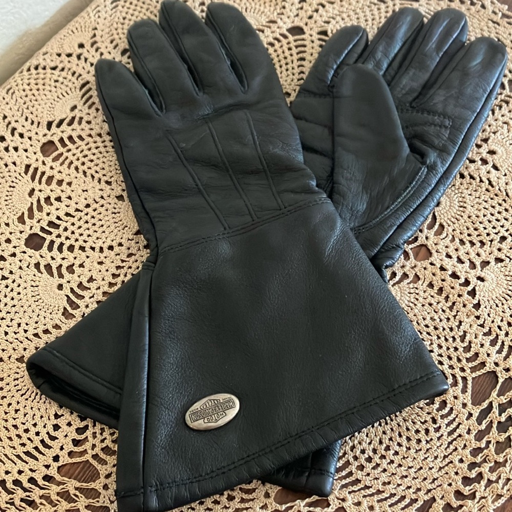 Harley-Davidson ladies leather gloves size medium. Great condition.